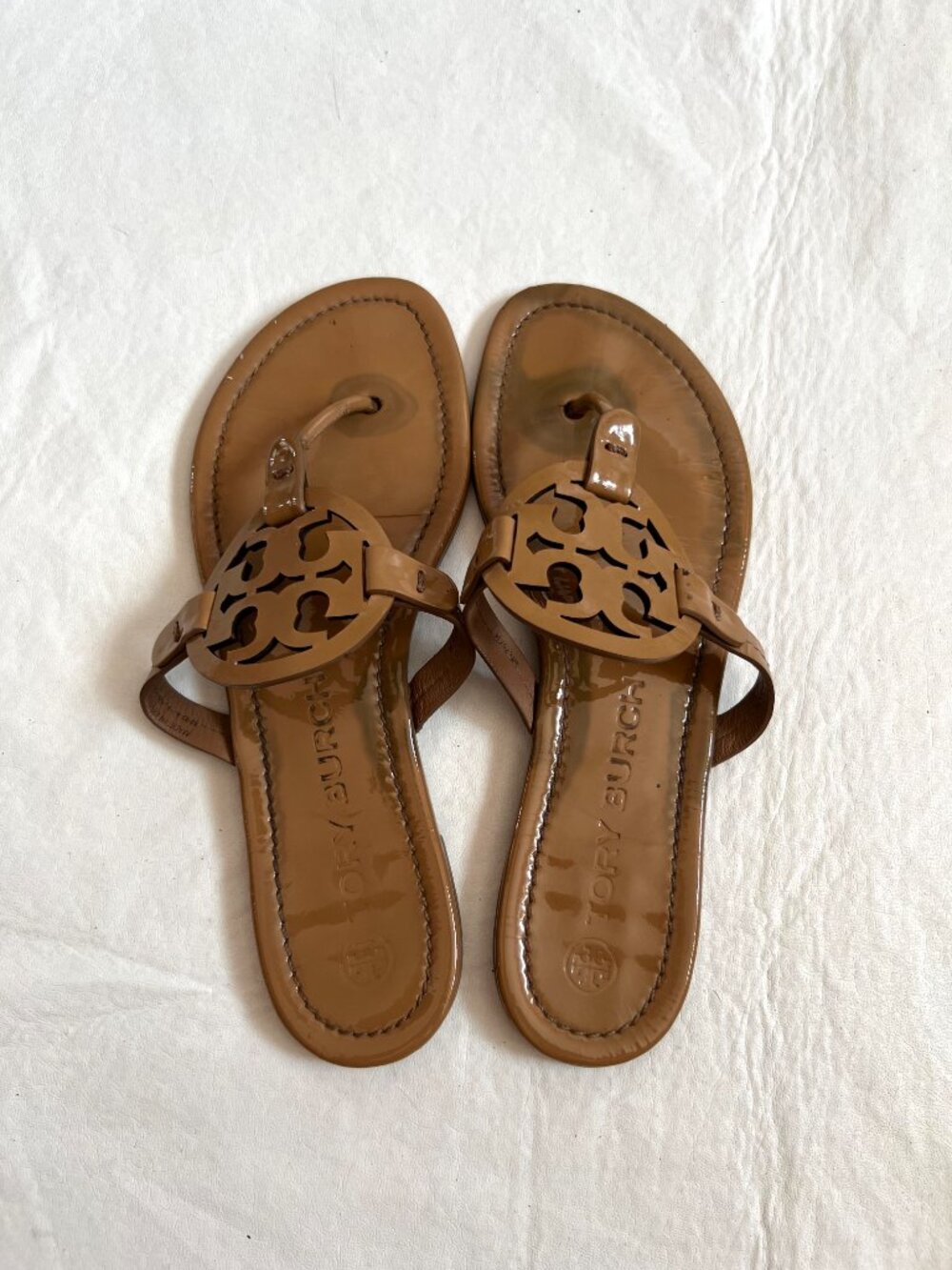 Tory Burch sandals miller flat flip flop tan patent leather size 8 monogram - Picture 5 of 12